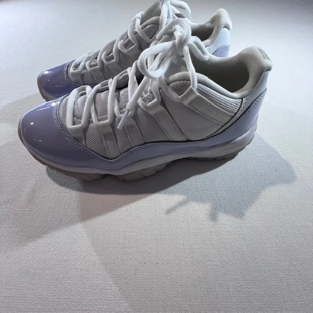 Jordan Air Jordan 11 Retro Low Mens 7.5 Pure Violet White Good AH7860-101